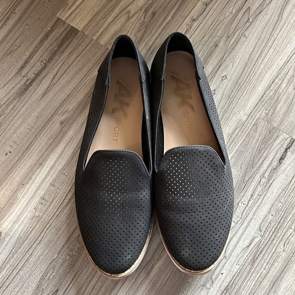 AK Sport SZ 8.5W slip on loafers. Preowned in good condition. - Picture 2 of 5